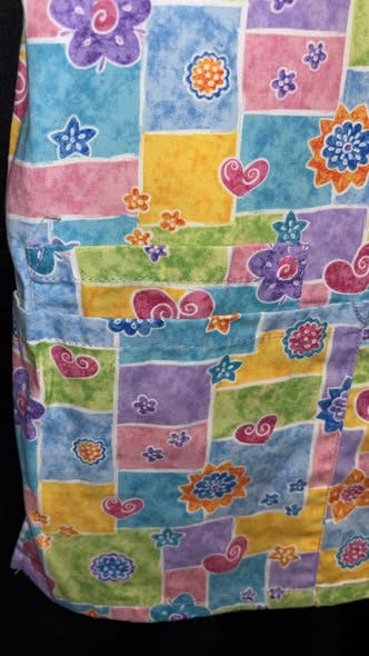 HQ scrub top size medium