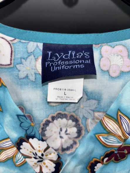 🩺 Lydia’s Professional Uniforms Scrub Top 📏 Size: Large