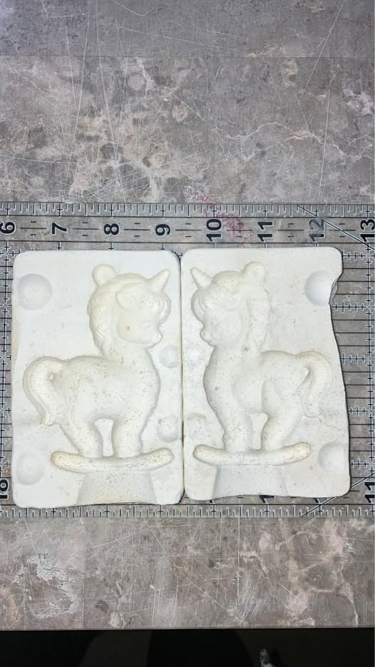 FACEBOOK Albertas 482 Unicorn ornament