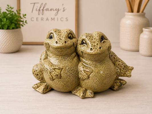 Toadally friends, ceramic dark green frog decor